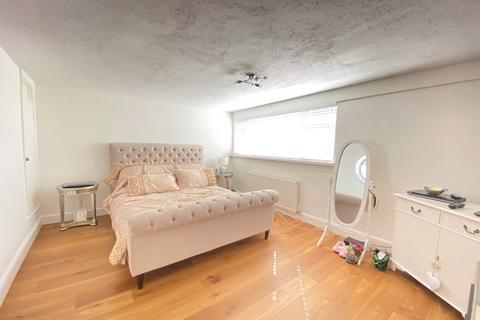2 bedroom maisonette to rent, The Lawns, London, SE19 3TR