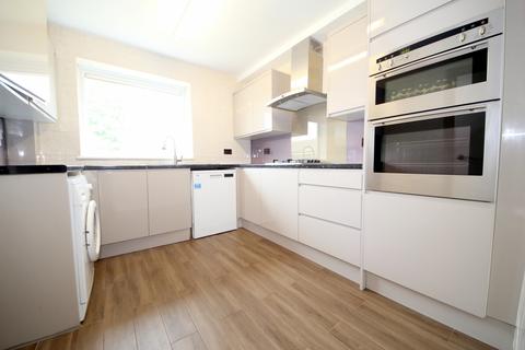 2 bedroom flat to rent, Chase Road, Oakwood N14