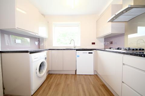 2 bedroom flat to rent, Chase Road, Oakwood N14