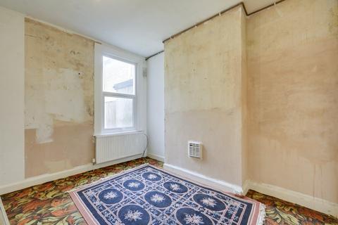 112 Catford Hill, London, SE6 4PT