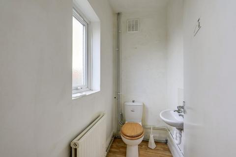 112 Catford Hill, London, SE6 4PT