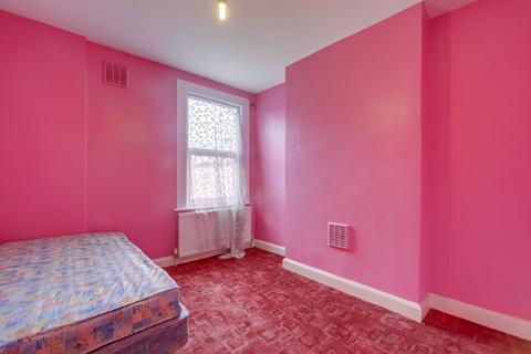 112 Catford Hill, London, SE6 4PT