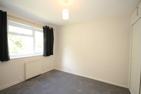 2 bedroom flat to rent, Woking GU22