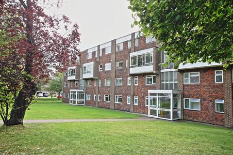 2 bedroom flat to rent, Woking GU22