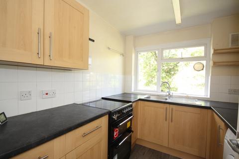 2 bedroom flat to rent, Woking GU22