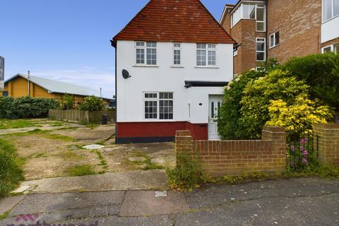 4 bedroom detached house to rent, Standley Road, Walton-on-the-Naze CO14