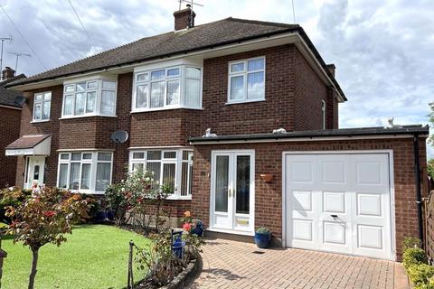 3 bedroom semi-detached house to rent, Chelmer Drive, Brentwood CM13