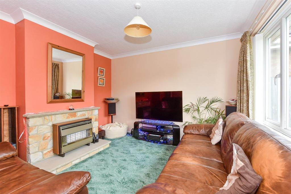 Denbeigh Drive, Tonbridge, Kent 2 bed semidetached bungalow for sale