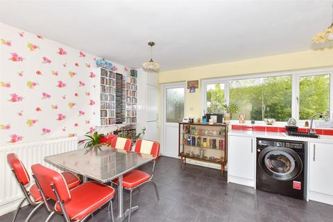 2 Hazel Close, Eythorne, Dover, CT15 4DA
