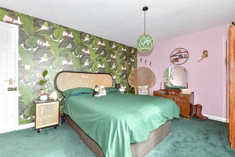 2 Hazel Close, Eythorne, Dover, CT15 4DA