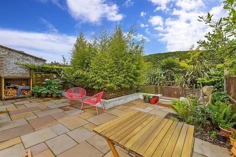 2 Hazel Close, Eythorne, Dover, CT15 4DA
