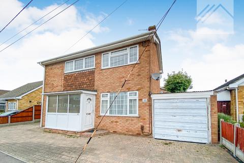3 bedroom detached house to rent, Letzen Road, Canvey Island - CLOSE TO TOWN