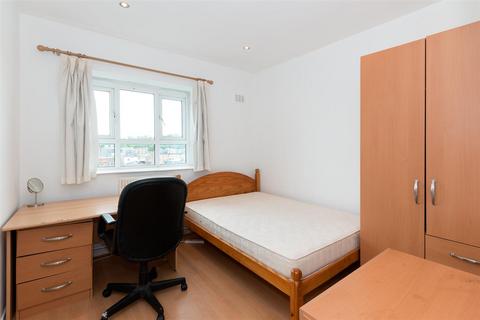 4 bedroom flat to rent, Margravine Road, London