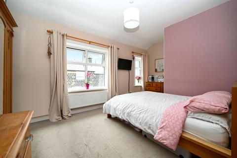 27 Ashtofts Mount, Guiseley, Leeds, LS20 9DB