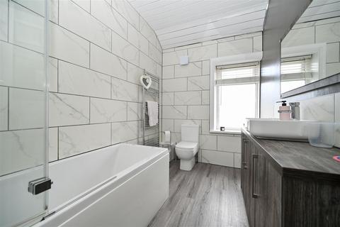 27 Ashtofts Mount, Guiseley, Leeds, LS20 9DB