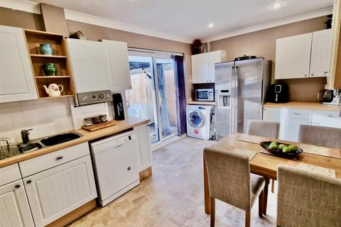 3 bedroom terraced house for sale, Lynmouth Avenue, Morden
