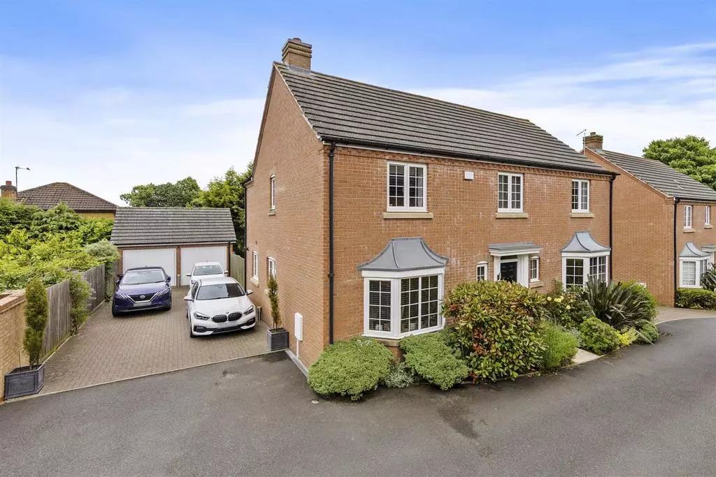 4 bedroom detached house for sale