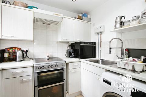 2 bedroom flat to rent, Swaythling Close, London