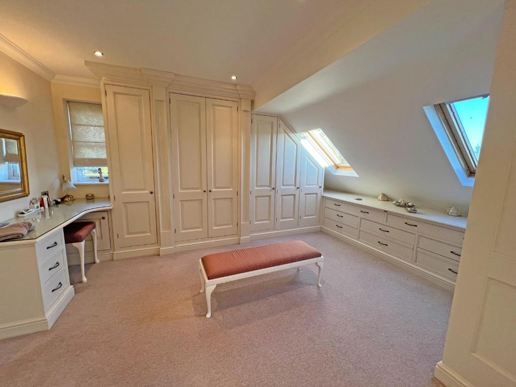 Master Bedroom - Walk In Wardrobe
