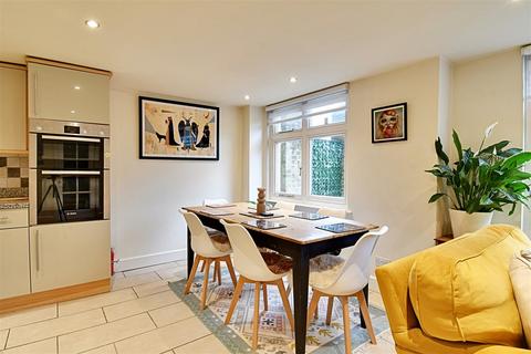 2 bedroom flat for sale, Springfield Lodge, Hertford SG13