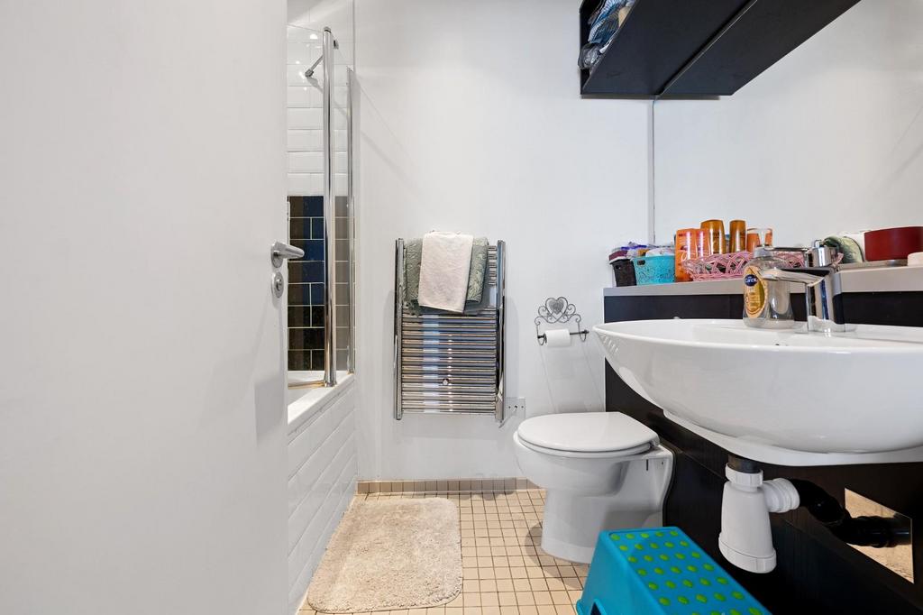 Ensuite to bedroom one