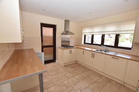 5 bedroom detached house to rent, Whitehouse Road, South Woodham Ferrers