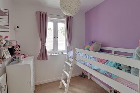 6 Berkeley Close, Hucclecote, Gloucester, GL3 3TG