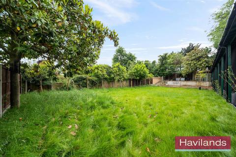 3 bedroom property with land for sale, Park Avenue, Enfield