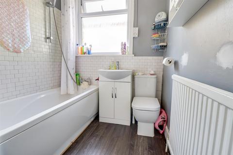2 bedroom flat for sale, Westborough Road, Westcliff-On-Sea SS0
