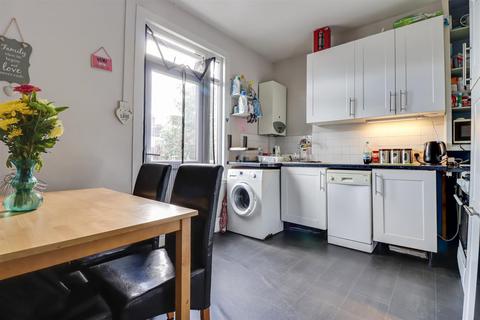 2 bedroom flat for sale, Westborough Road, Westcliff-On-Sea SS0