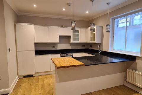 2 bedroom apartment to rent, High Street, Rochester