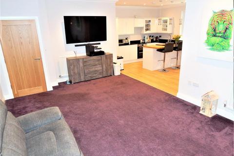 2 bedroom apartment to rent, High Street, Rochester