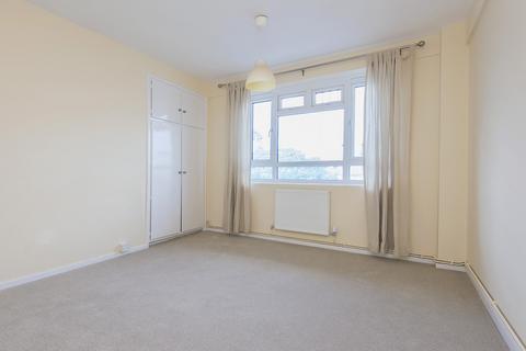3 bedroom flat to rent, Fernwood, SW19