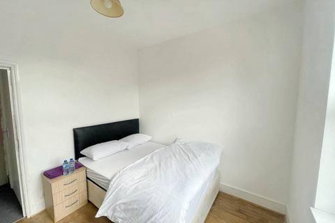 1 bedroom in a flat share to rent, Standard Road, Hounslow TW4