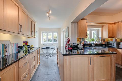 5 bedroom semi-detached house for sale, Thames Drive, Leigh-on-sea, SS9