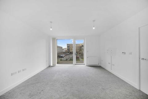 2 bedroom flat to rent, Hickman Avenue, Highams Park, E4