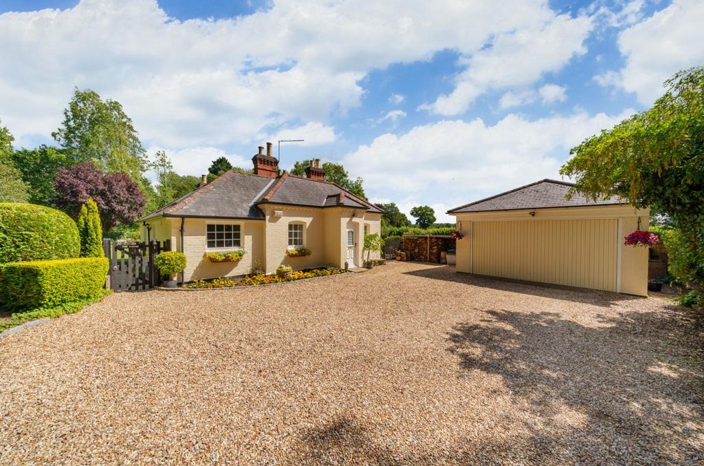 Forest Road, Binfield RG42 4 bed detached house £875,000