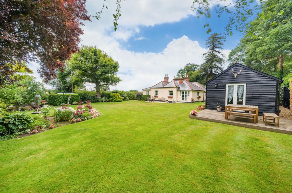 Forest Road, Binfield RG42 4 bed detached house £875,000