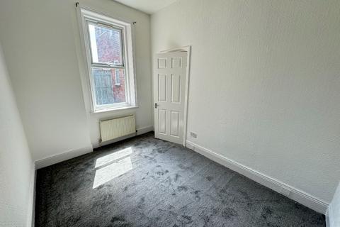 2 bedroom flat to rent, Lansdowne Tce, North Shields.  NE29 0NJ.  * NEW KITCHEN *