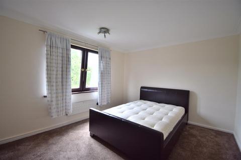 3 bedroom flat to rent, Maverdine Court, Gloucester
