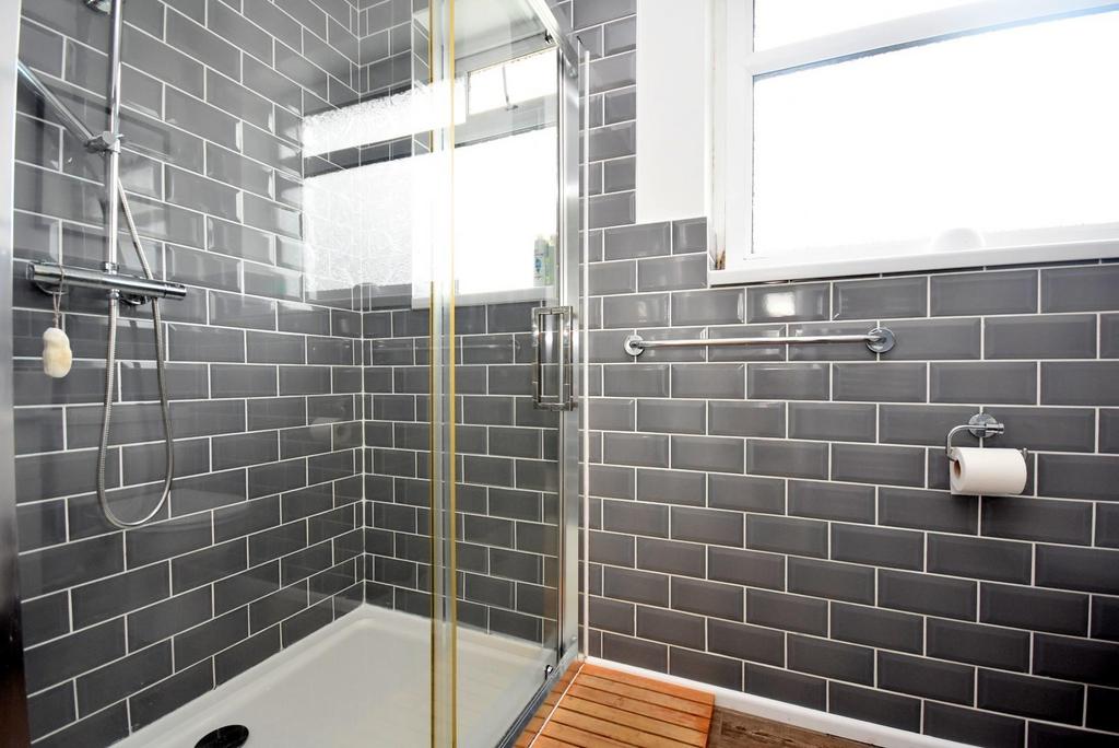 Bathroom 2.JPG