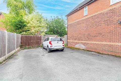 18 Beeston Gardens, Berkeley Alford, Worcester, WR4 0JT