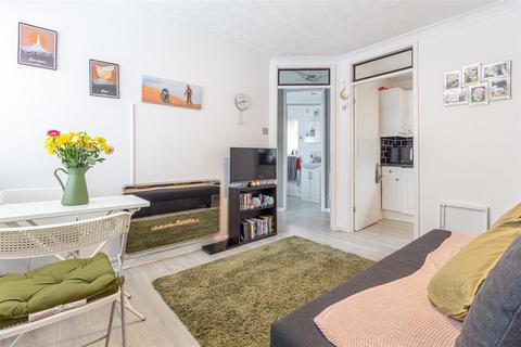 18 Beeston Gardens, Berkeley Alford, Worcester, WR4 0JT