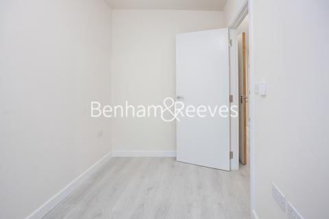 3 bedroom apartment to rent, Lensview Close, Harrow HA1