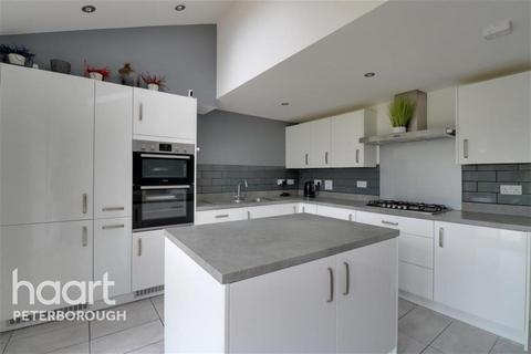 4 bedroom end of terrace house to rent, St Johns Close