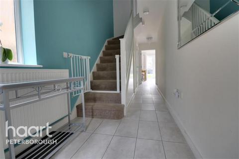4 bedroom end of terrace house to rent, St Johns Close