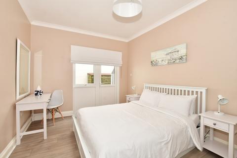 3 bedroom apartment to rent, Queens Gardens Broadstairs CT10