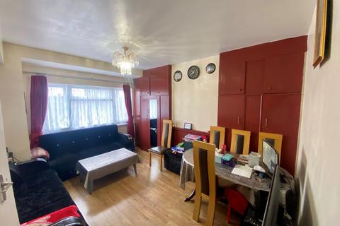 3 bedroom flat for sale, Dallas Road, London, NW4