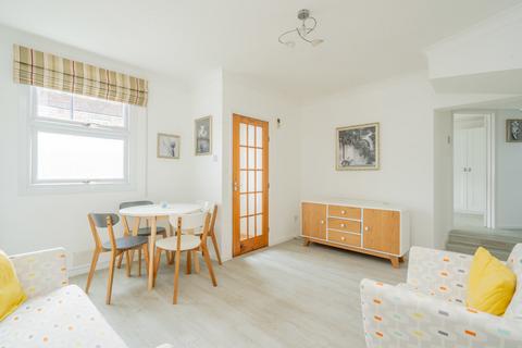 1 bedroom maisonette to rent, High Street, Newport Pagnell, Buckinghamshire MK16