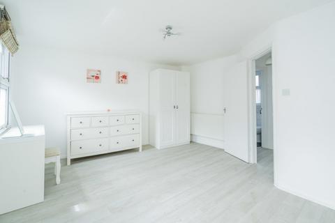 1 bedroom maisonette to rent, High Street, Newport Pagnell, Buckinghamshire MK16
